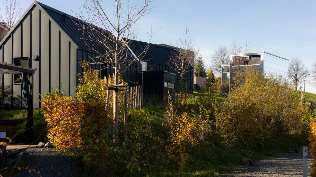 Acht Tiny Houses versprechen Wellness im nachhaltigen gehobenen Ambiente.
